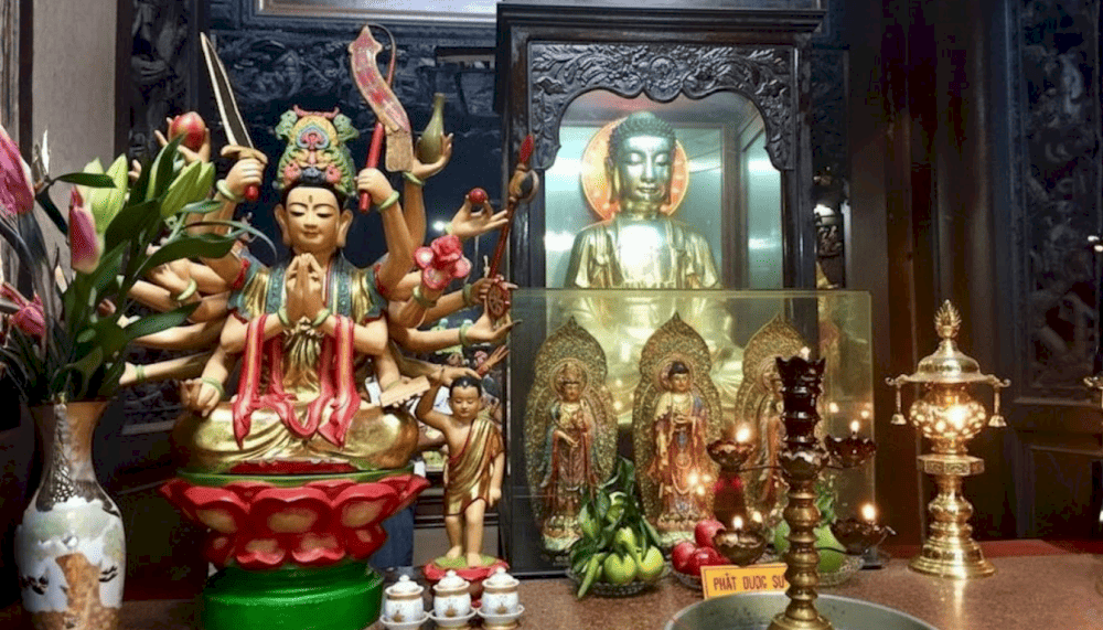 Điện thờ Phật Dược Sư - vị Phật c&oacute; thể chữa b&aacute;ch bệnh cho con người